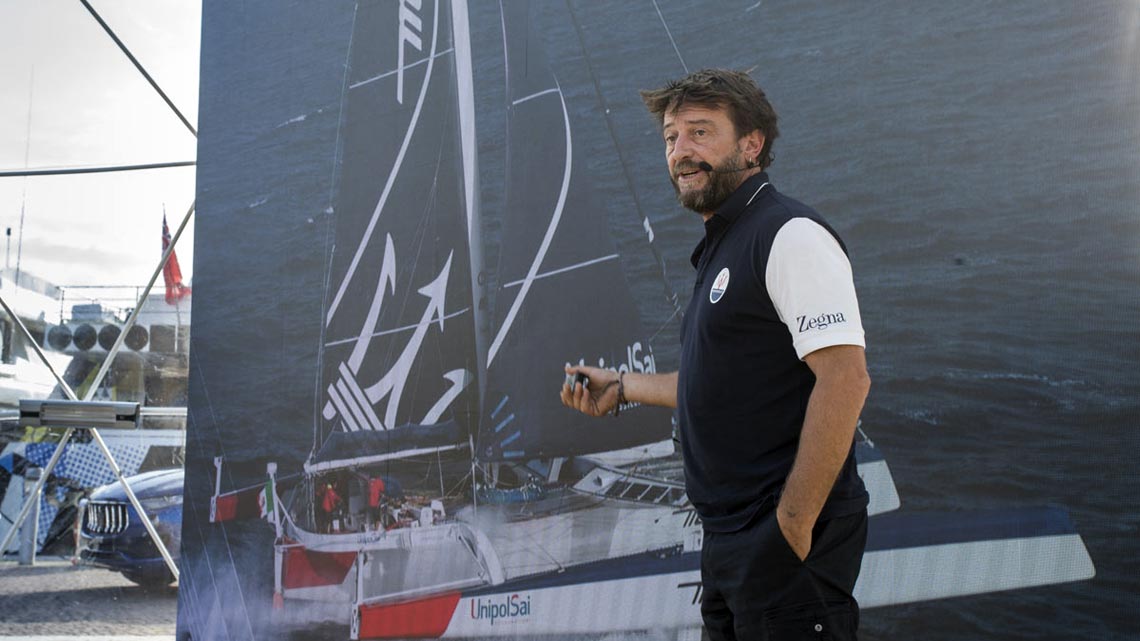 "In mare è Nettuno che comanda". E il dio dei flutti è stato abbastanza dalla sua parte. All'arrivo della storica rotta del tè, un tempo percorsa dai clipper dell'Impero britannico, Giovanni Soldini festeggia con lo champagne. Lo skipper milanese, prima traversata dell'Atlantico a 16 anni, due giri del mondo a vela in solitario, campione di tutti gli oceani, stabilisce un altro record: Hong Kong-Londra in 36 giorni, 2 ore, 37 minuti e 2 secondi.