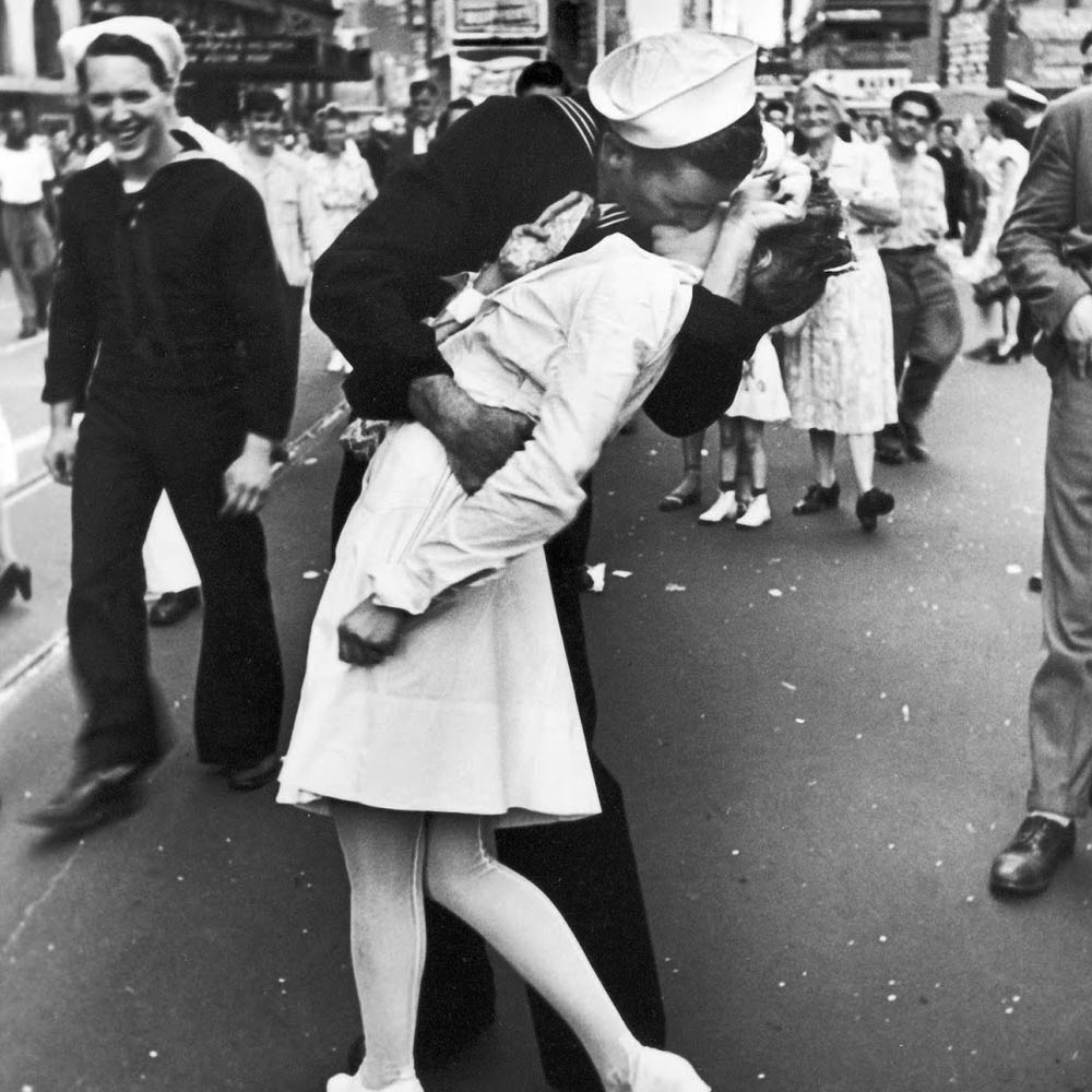 Alfred Eisenstaedt, V-J Day in Times Square, 1945