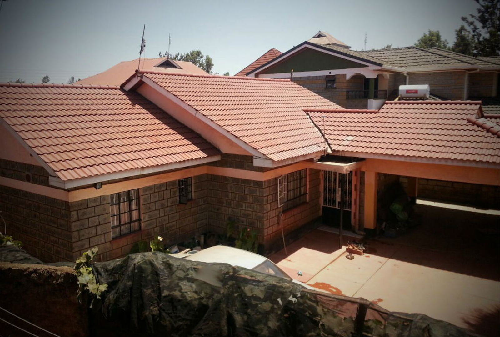 La scienziata del Kenya che ricicla la plastica per costruire tetti per le  case - LifeGate